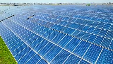 4K航拍光伏发电基地太阳能板清洁能源视频的预览图